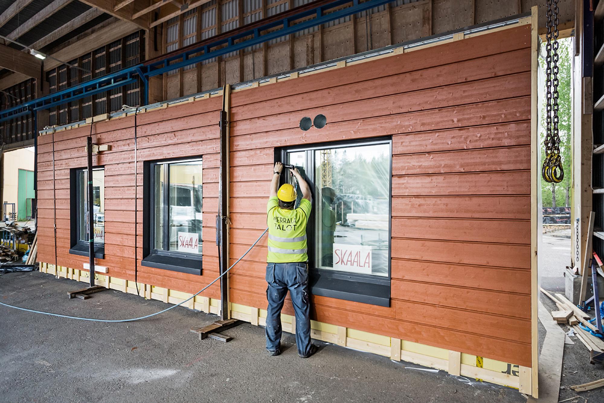 Revestimientos de exteriores de madera finlandesa tratada con un recubrimiento ignífugo industrial.