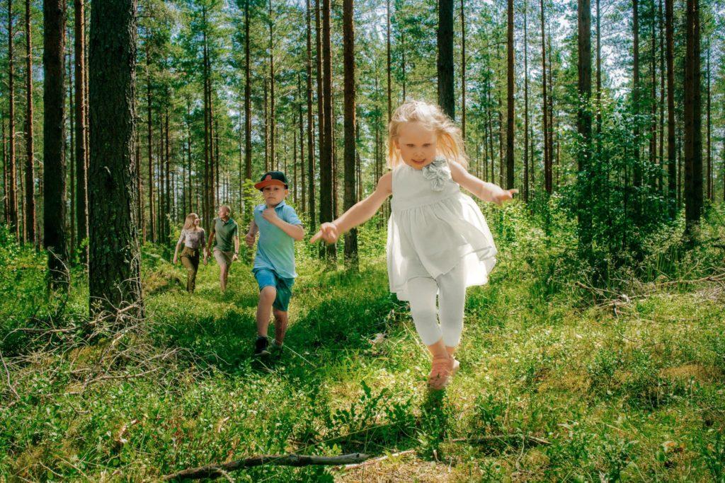 Meille vastuullisuus tarkoittaa merkityksellistä työtä, hyvivoivaa ympäristöä ja reiluja kumppanuuksia.