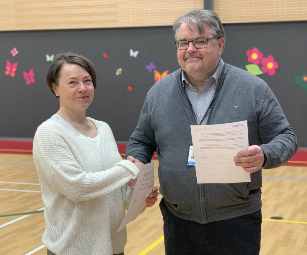 
Minna Luomalahti ja Jouni Nieminen sopimuksen allekirjoitus